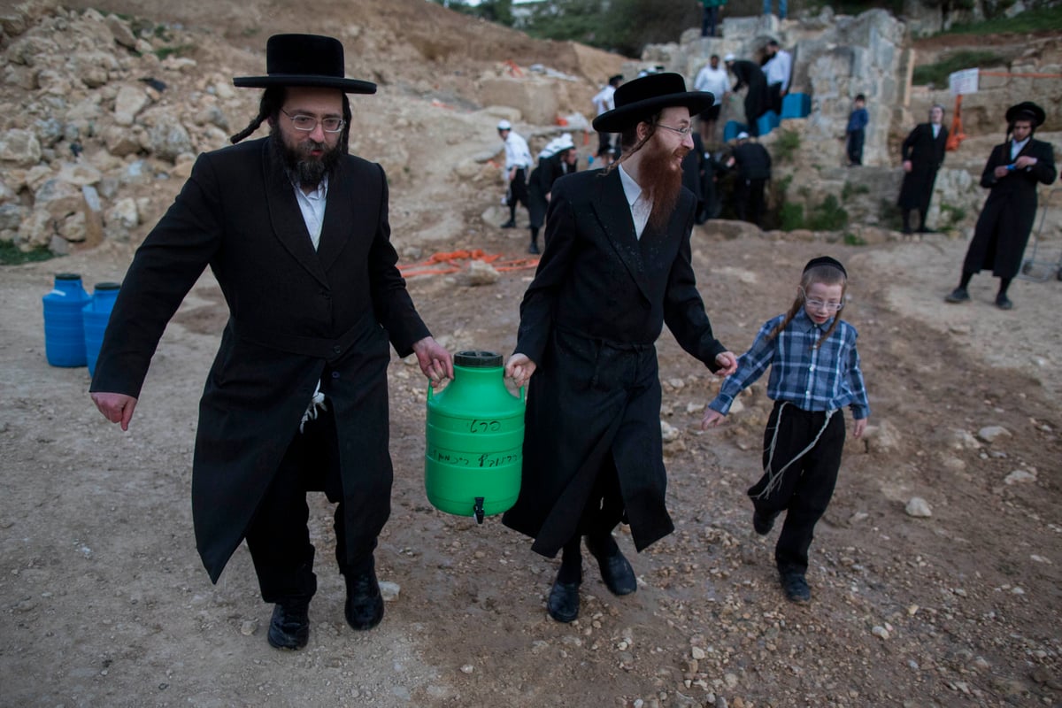 כך שואבים "מים שלנו" לאפיית מצות • גלריה