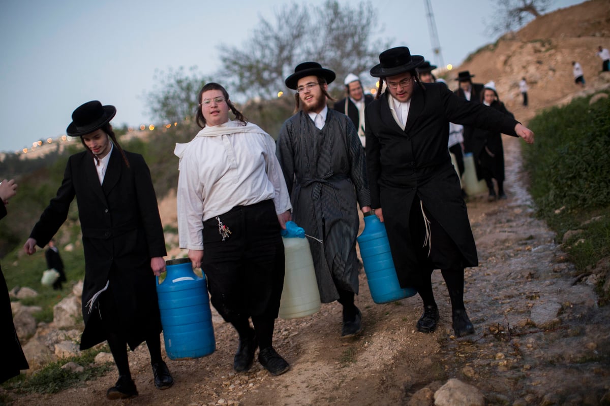 כך שואבים "מים שלנו" לאפיית מצות • גלריה