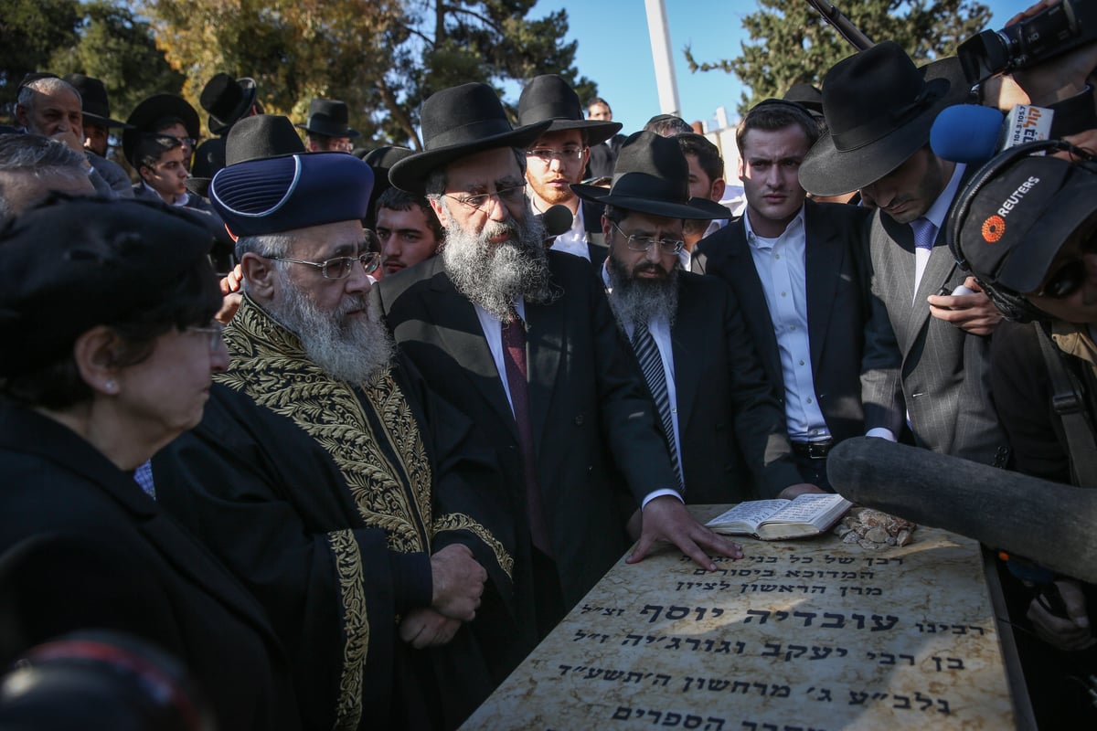 בני משפחת הגר"ע יוסף על קברו בירושלים