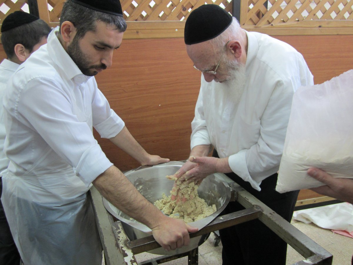 צפו בתיעוד: נשיא המועצת הגר"ש כהן באפיית מצות