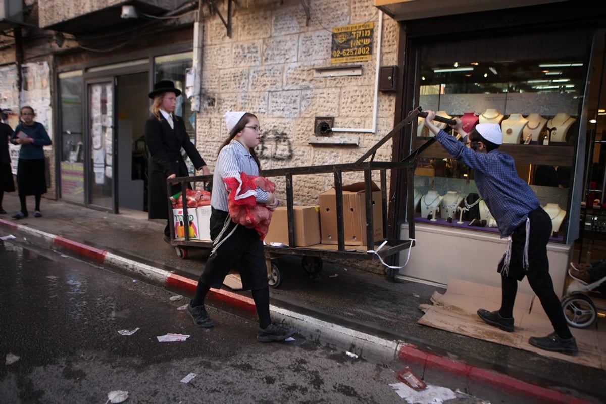 גלריה של ערב חג: מגעילים כלים במאה שערים