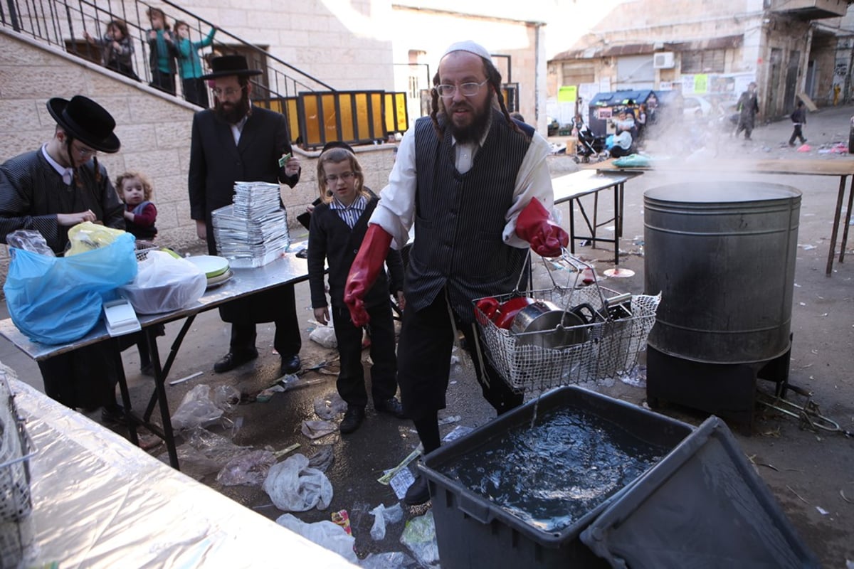 גלריה של ערב חג: מגעילים כלים במאה שערים