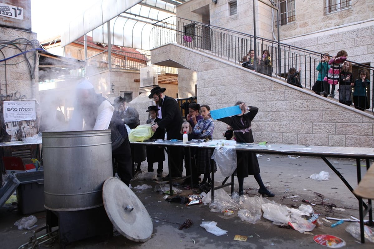 גלריה של ערב חג: מגעילים כלים במאה שערים