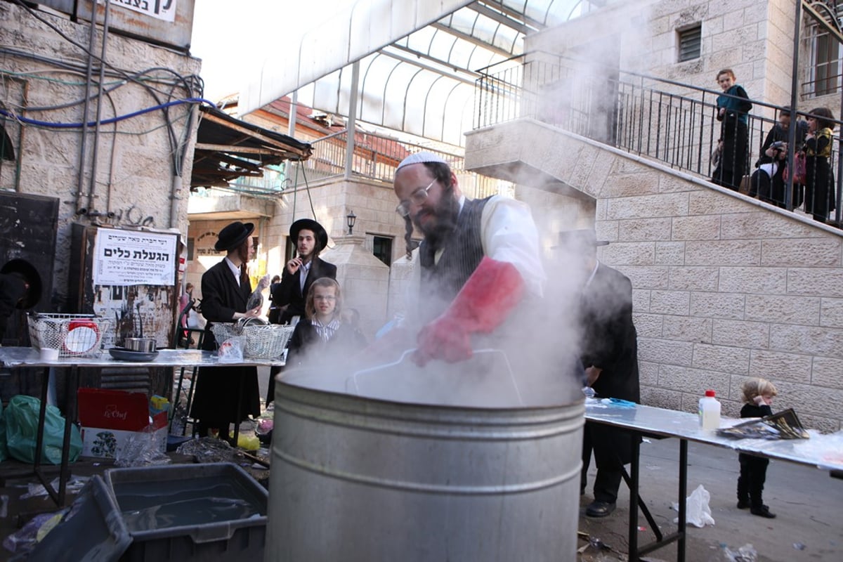 גלריה של ערב חג: מגעילים כלים במאה שערים