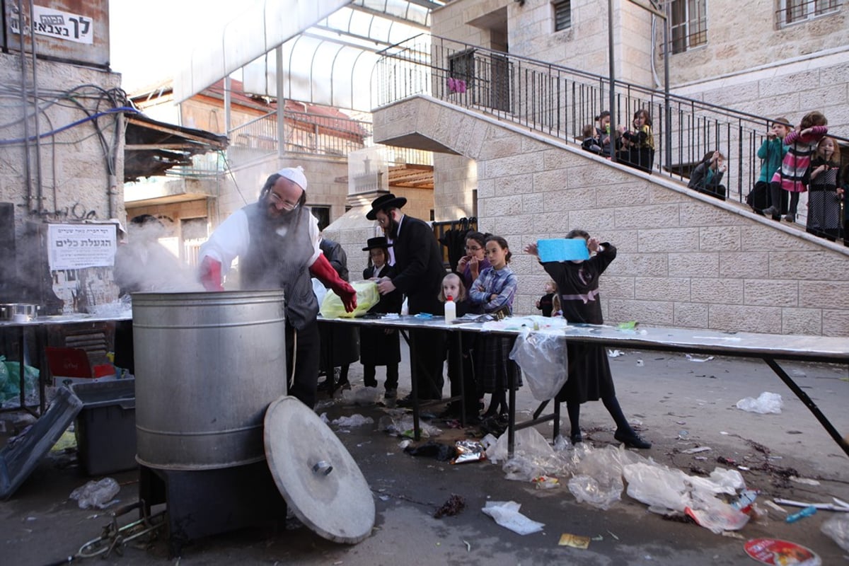 גלריה של ערב חג: מגעילים כלים במאה שערים