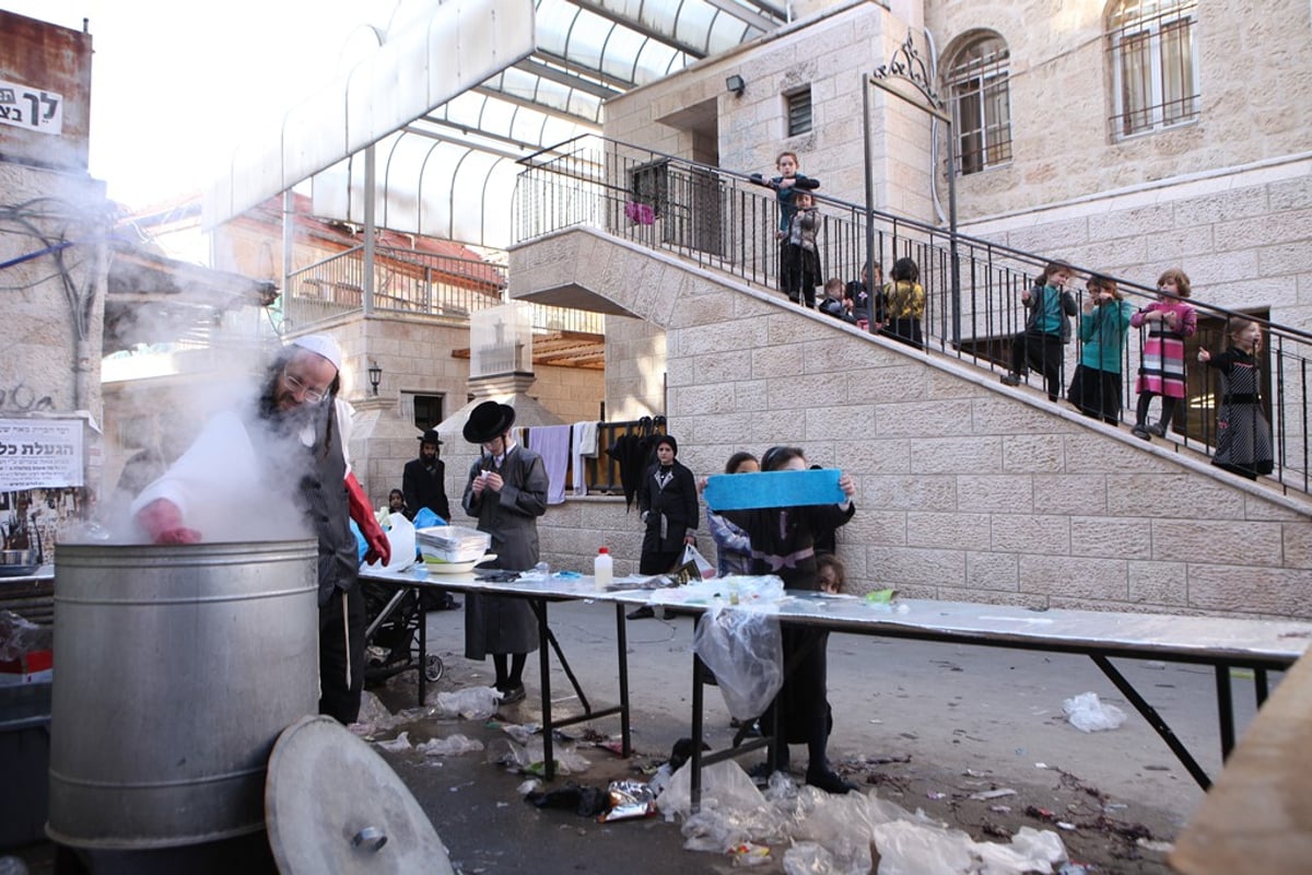 גלריה של ערב חג: מגעילים כלים במאה שערים