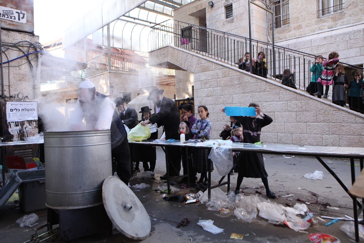 גלריה של ערב חג: מגעילים כלים במאה שערים