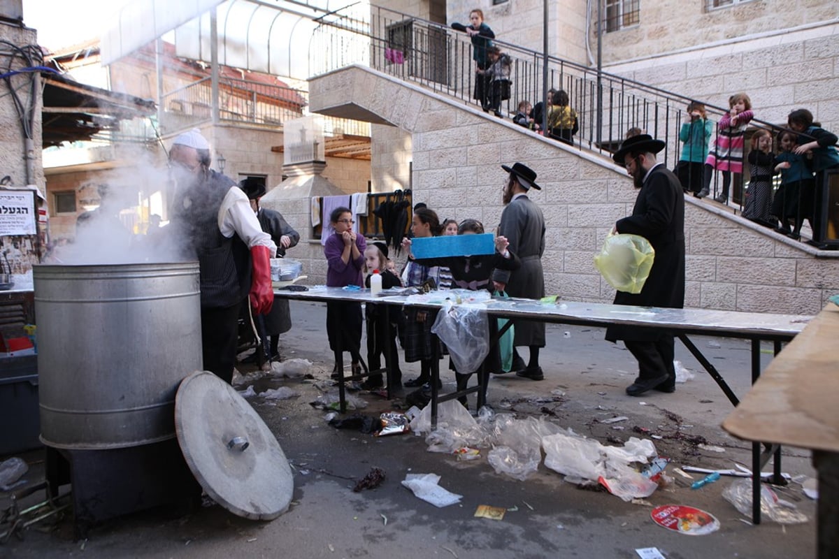 גלריה של ערב חג: מגעילים כלים במאה שערים