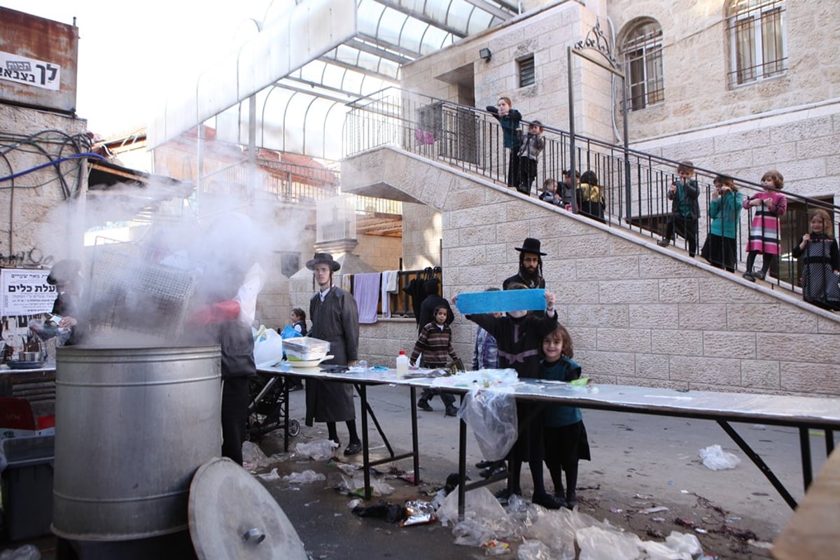 גלריה של ערב חג: מגעילים כלים במאה שערים