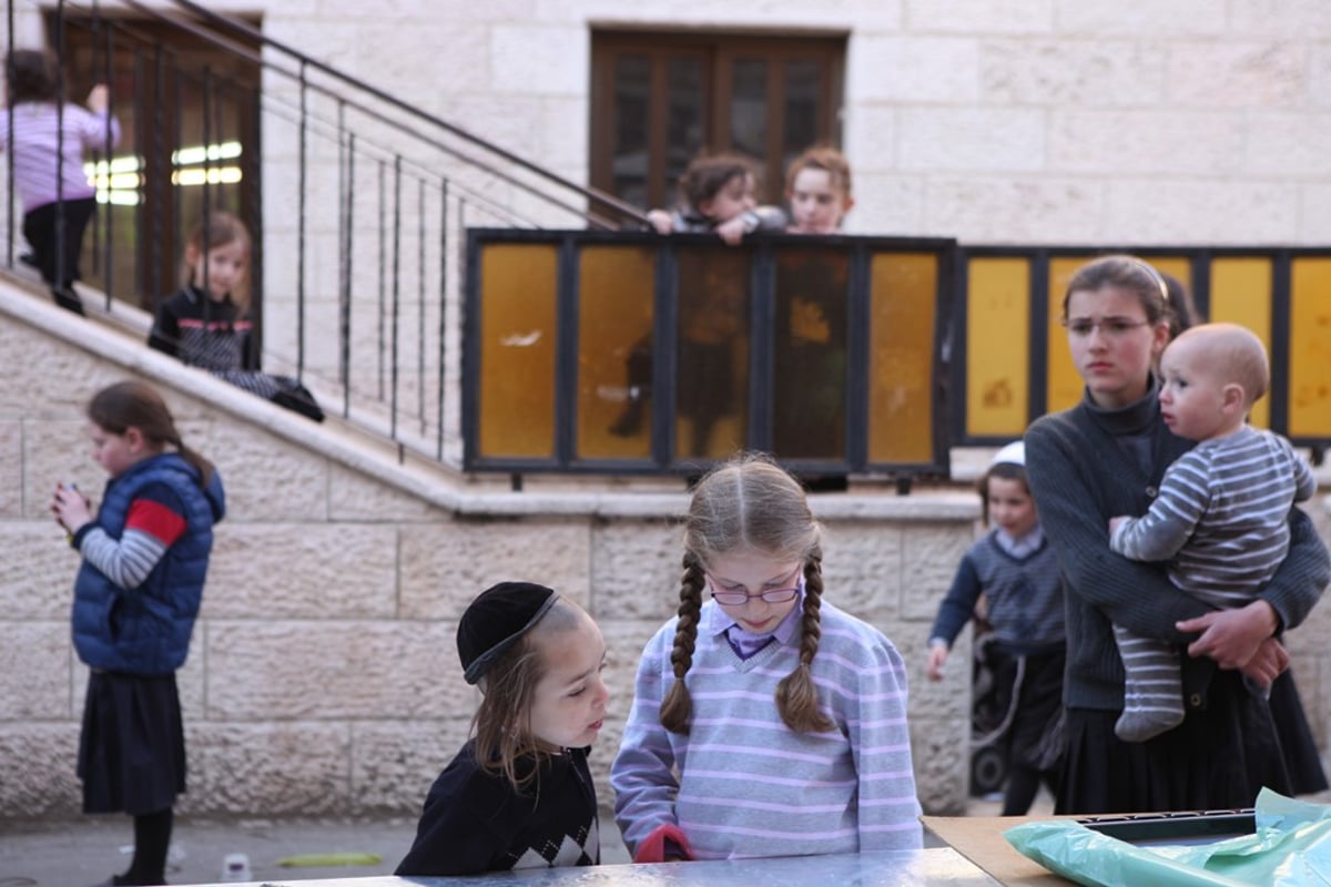 גלריה של ערב חג: מגעילים כלים במאה שערים