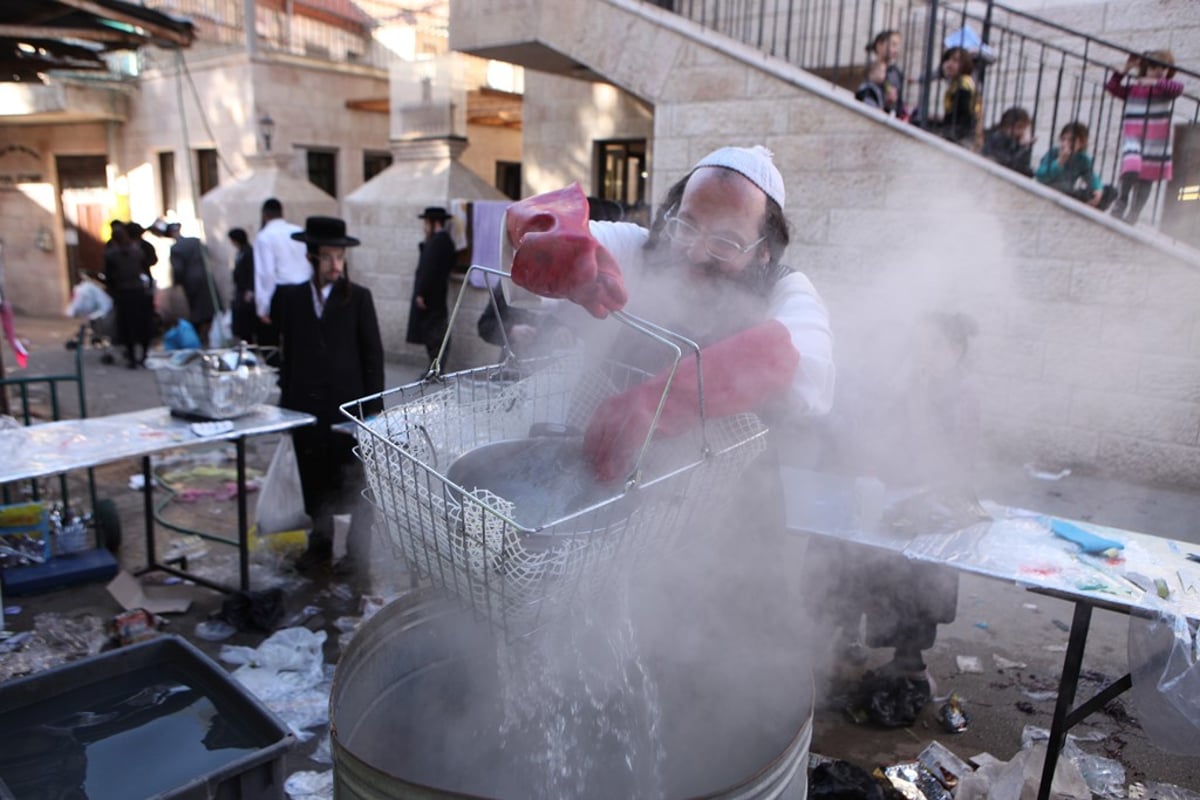 גלריה של ערב חג: מגעילים כלים במאה שערים