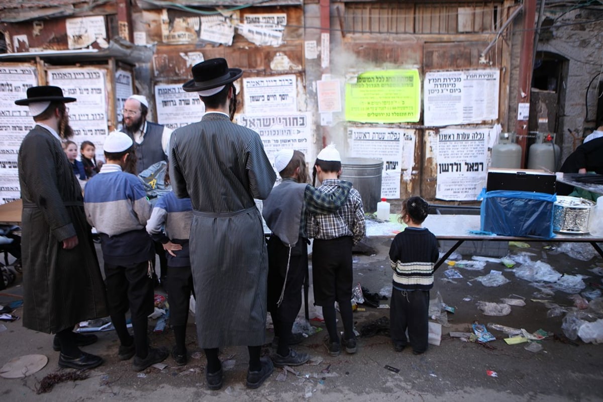 גלריה של ערב חג: מגעילים כלים במאה שערים