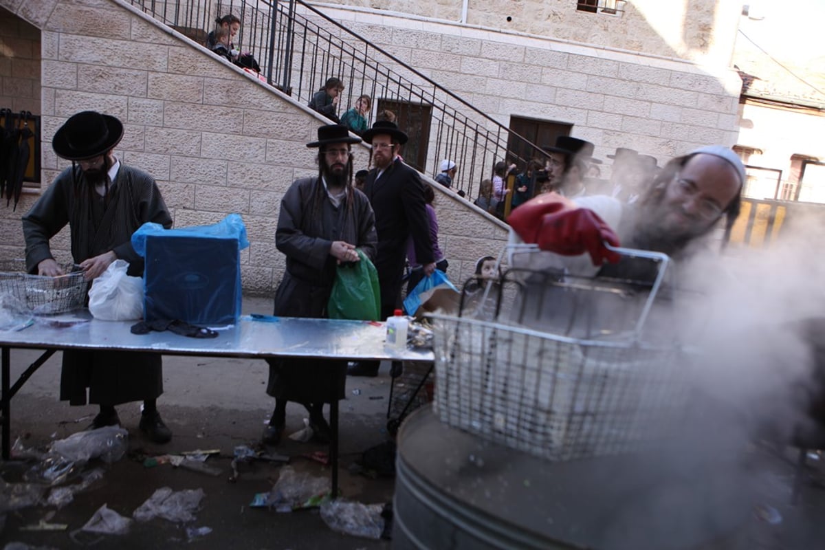 גלריה של ערב חג: מגעילים כלים במאה שערים