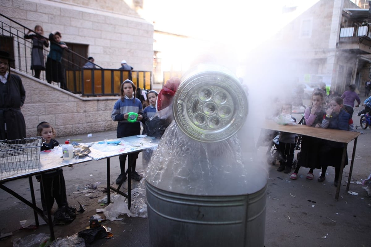 גלריה של ערב חג: מגעילים כלים במאה שערים