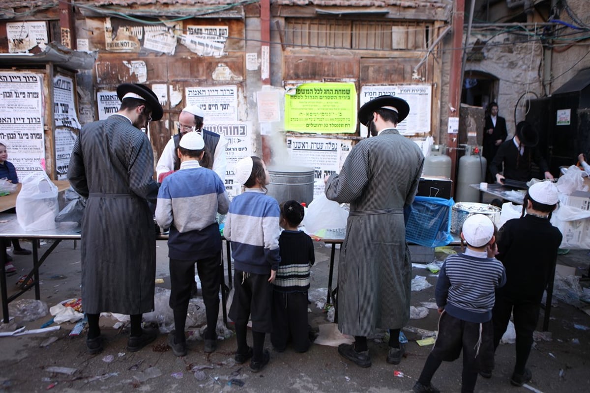 גלריה של ערב חג: מגעילים כלים במאה שערים