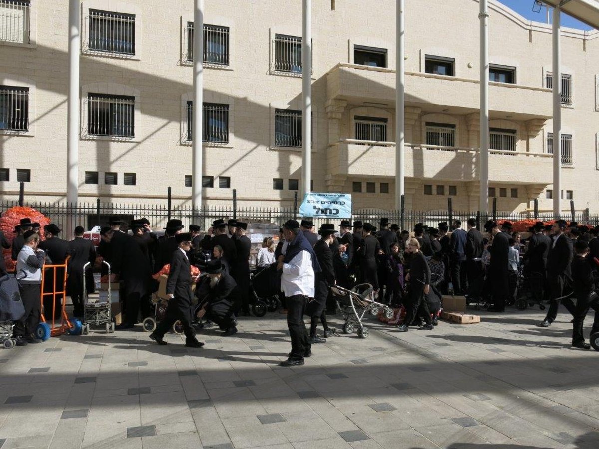 ערב חג הפסח בחצר בעלזא • גלריה