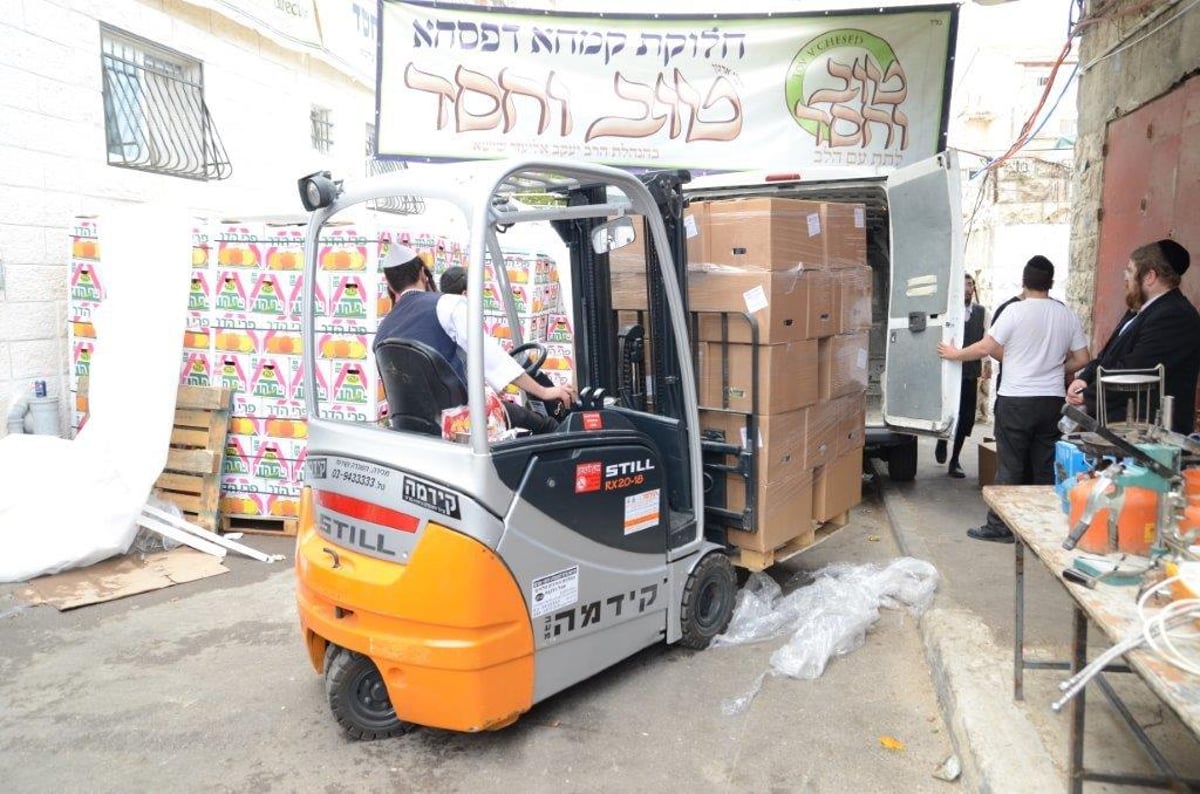 תיעוד: הכנת סלי מזון ל'קמחא דפסחא' בירושלים