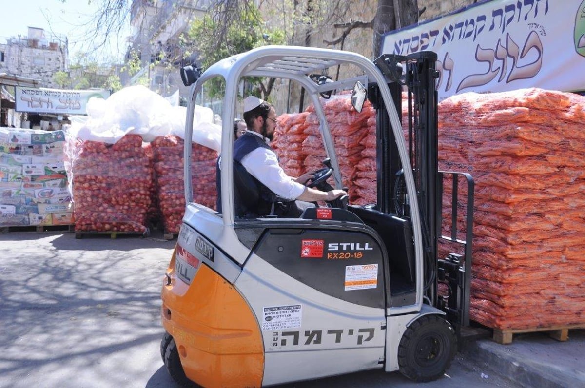 תיעוד: הכנת סלי מזון ל'קמחא דפסחא' בירושלים