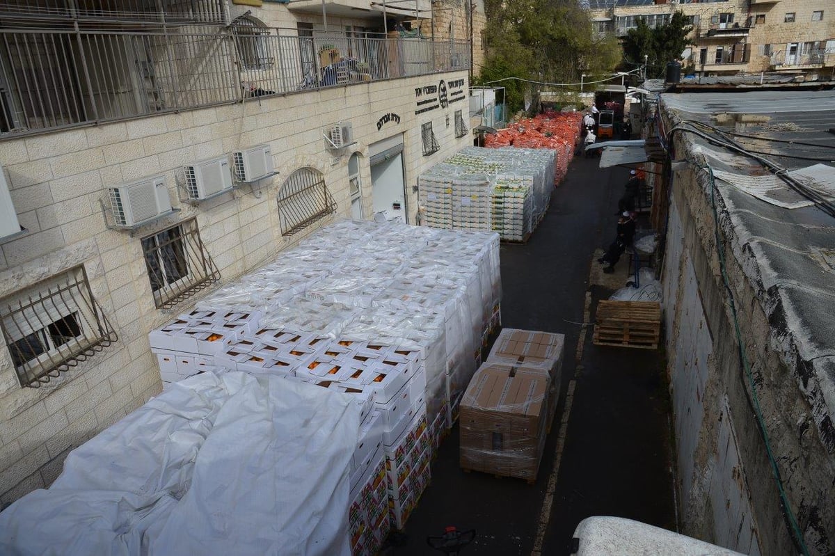 תיעוד: הכנת סלי מזון ל'קמחא דפסחא' בירושלים