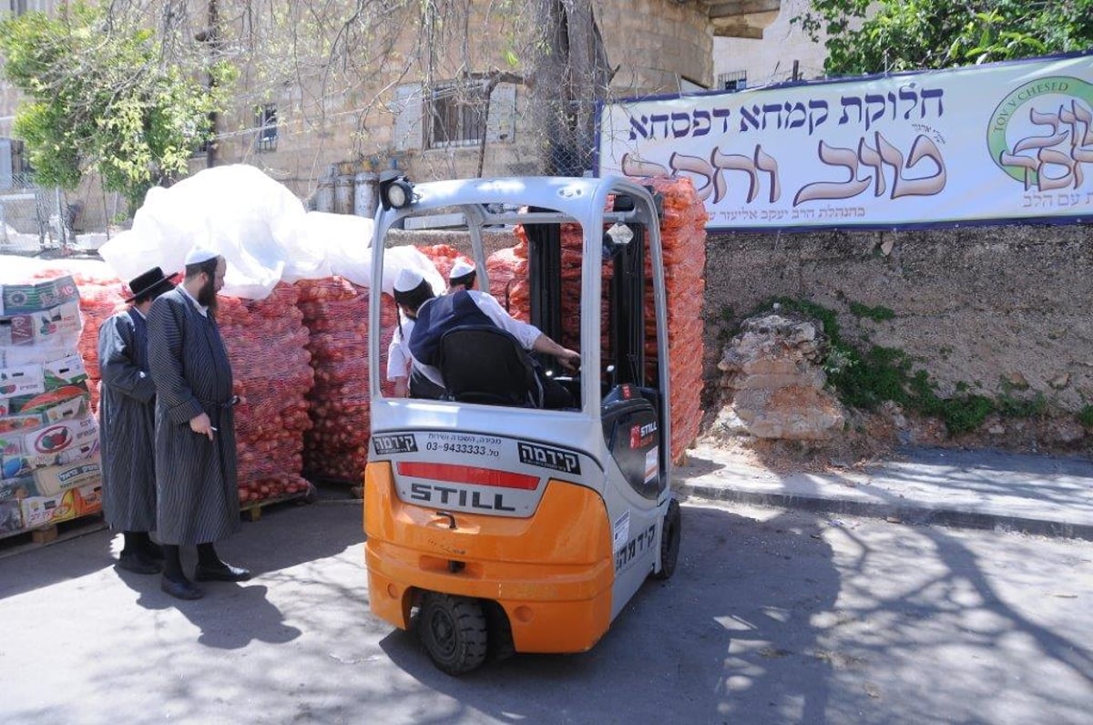 תיעוד: הכנת סלי מזון ל'קמחא דפסחא' בירושלים