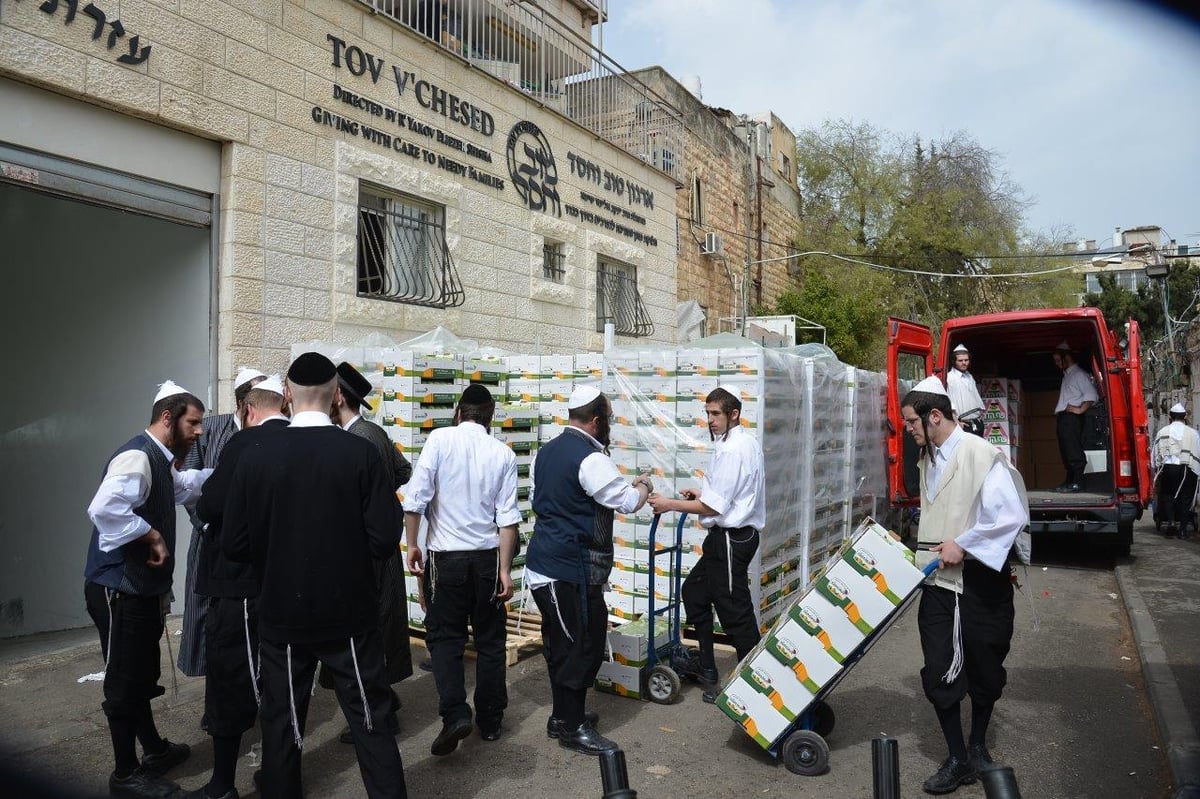 תיעוד: הכנת סלי מזון ל'קמחא דפסחא' בירושלים