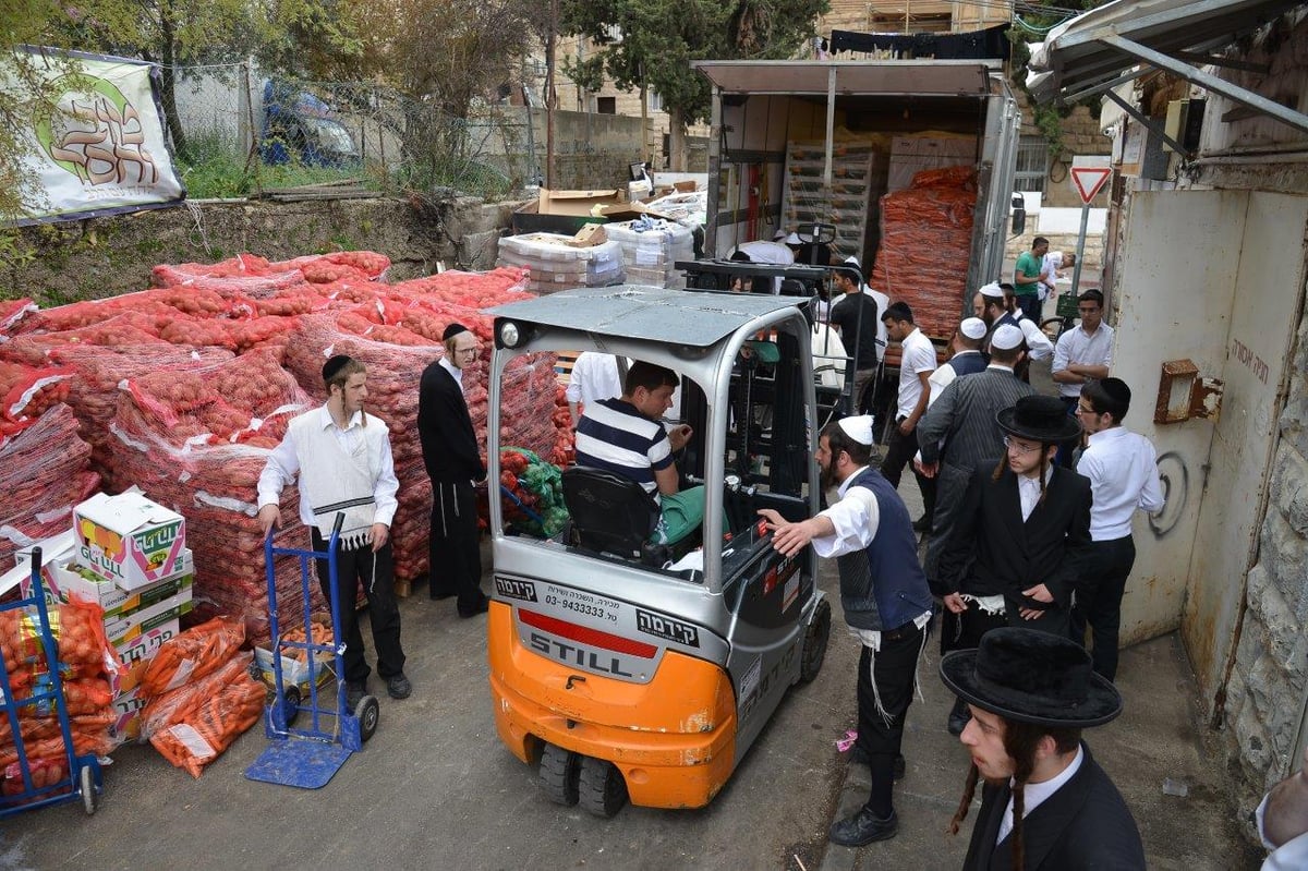 תיעוד: הכנת סלי מזון ל'קמחא דפסחא' בירושלים