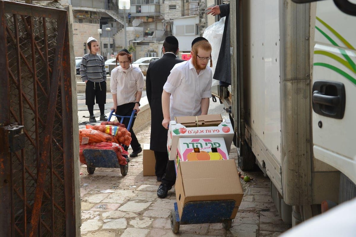 תיעוד: הכנת סלי מזון ל'קמחא דפסחא' בירושלים