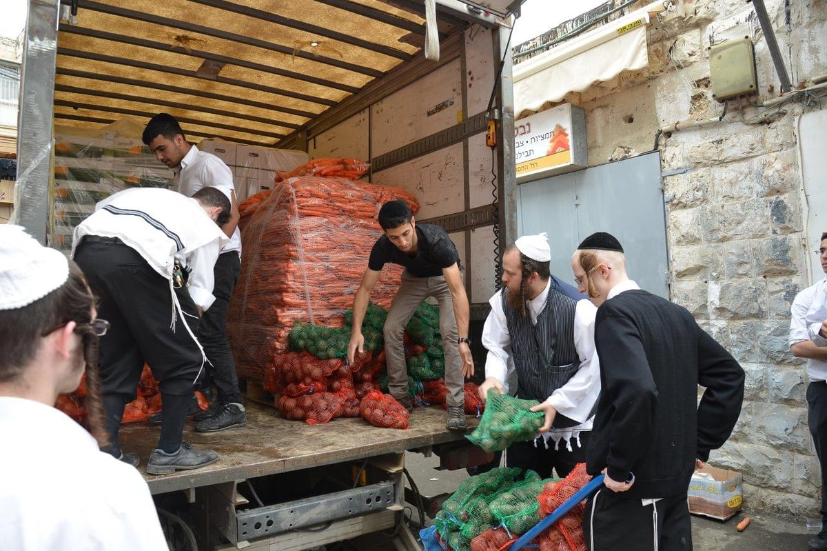 תיעוד: הכנת סלי מזון ל'קמחא דפסחא' בירושלים