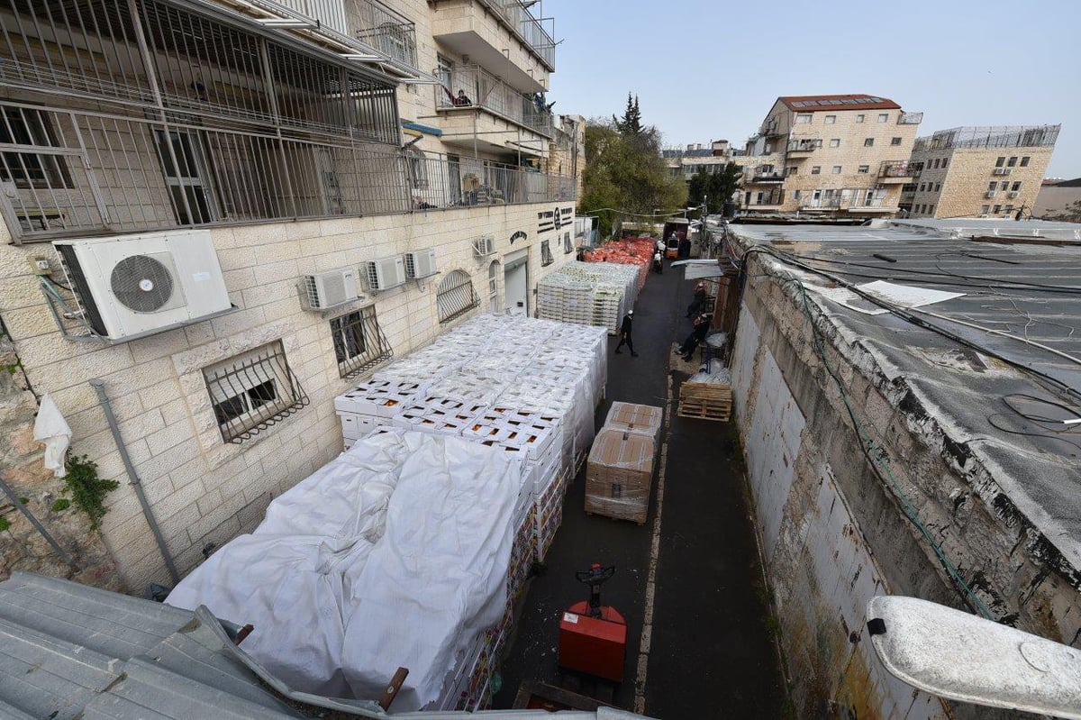 תיעוד: הכנת סלי מזון ל'קמחא דפסחא' בירושלים