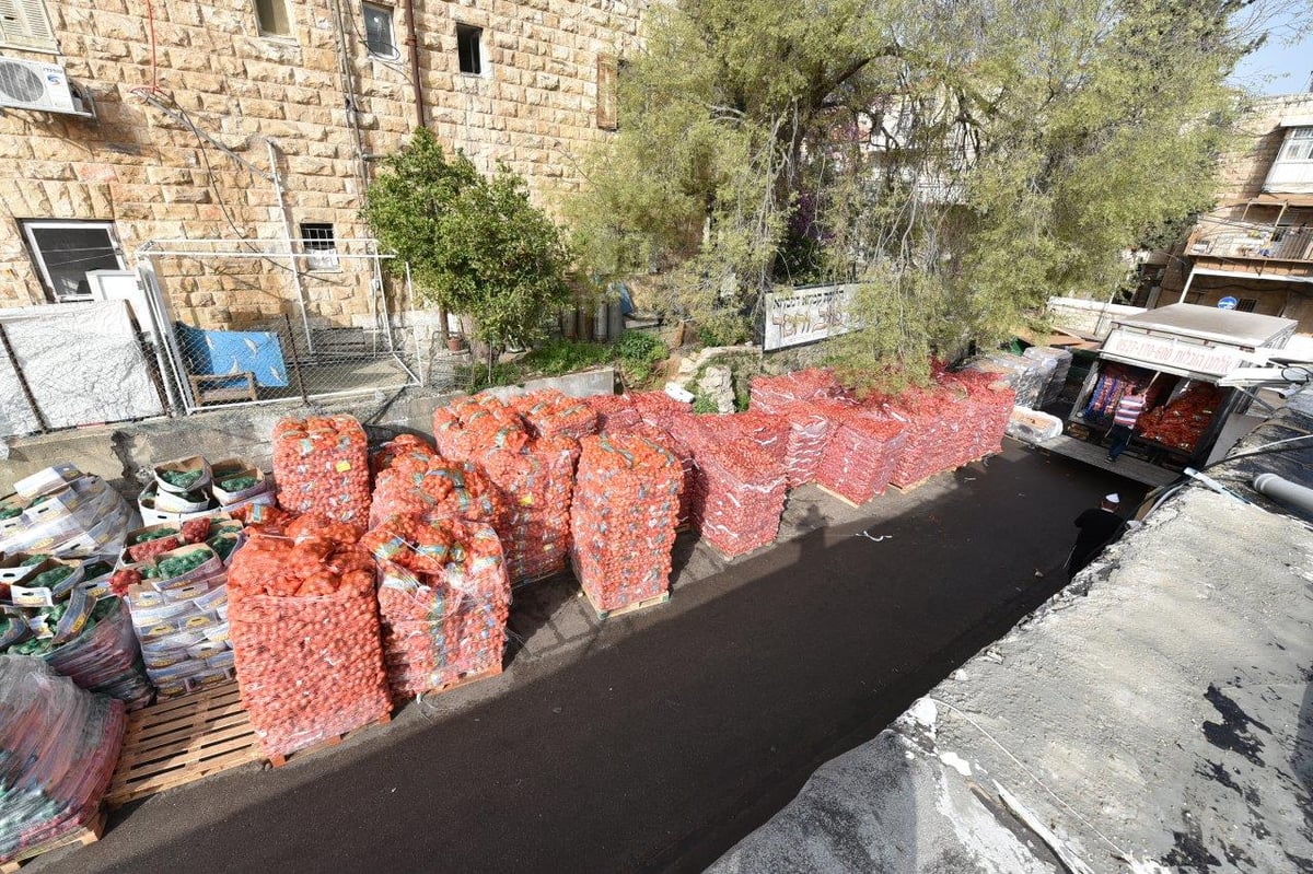 תיעוד: הכנת סלי מזון ל'קמחא דפסחא' בירושלים