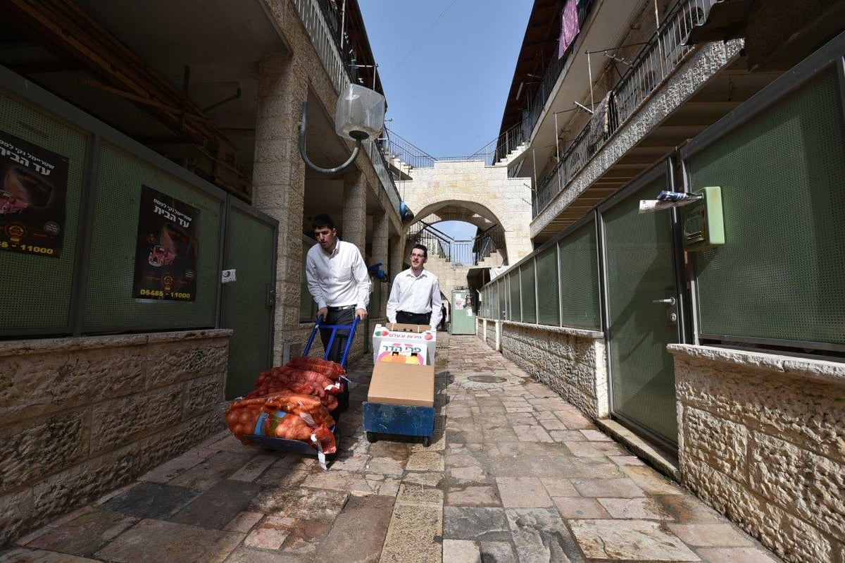 תיעוד: הכנת סלי מזון ל'קמחא דפסחא' בירושלים