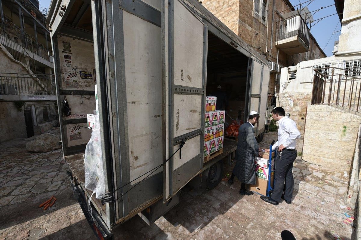 תיעוד: הכנת סלי מזון ל'קמחא דפסחא' בירושלים