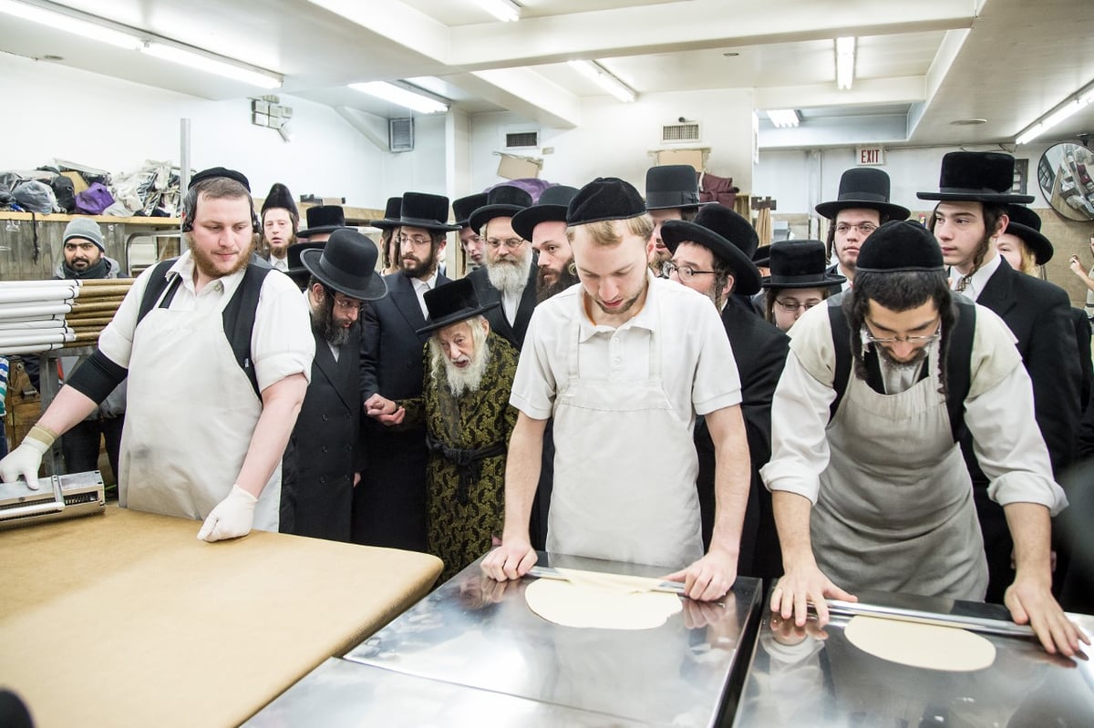 האדמו"ר מסקולען באפיית מצות לחג הפסח • גלריה