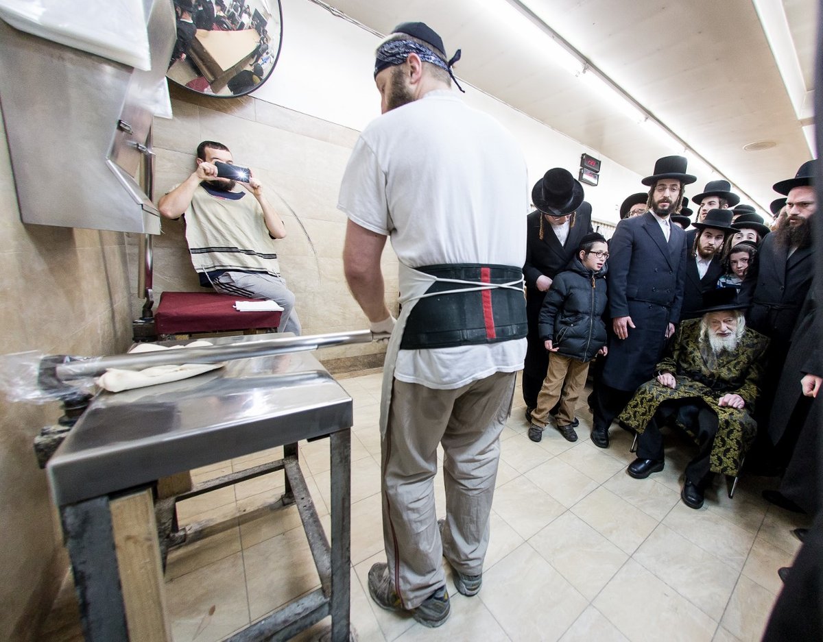 האדמו"ר מסקולען באפיית מצות לחג הפסח • גלריה