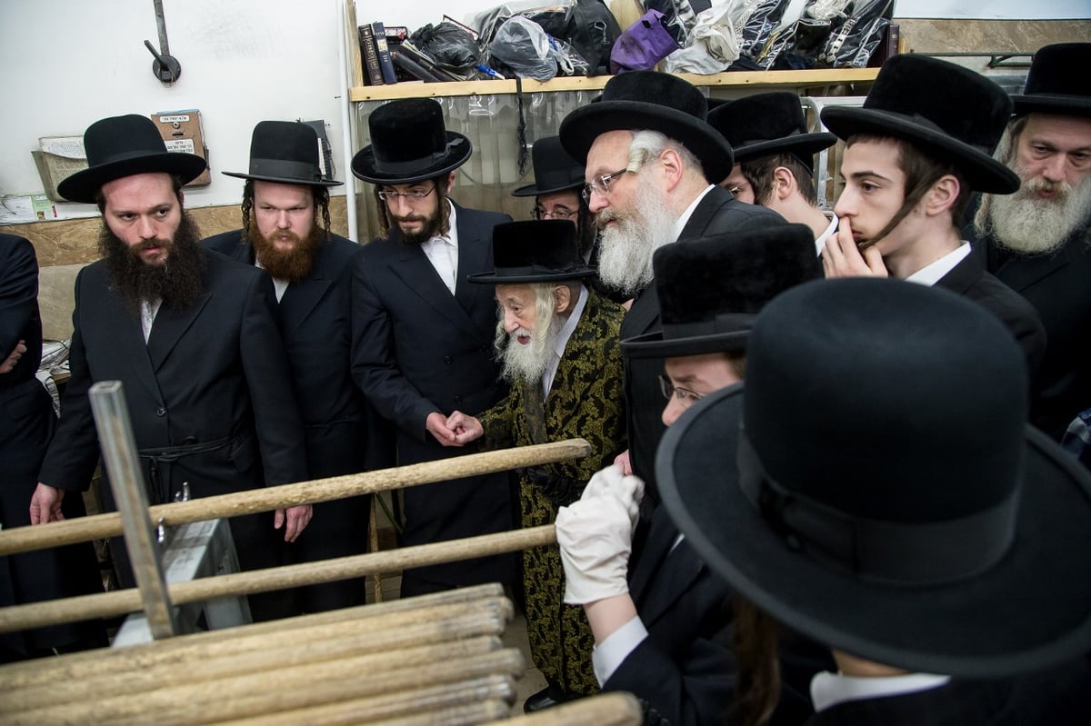 האדמו"ר מסקולען באפיית מצות לחג הפסח • גלריה