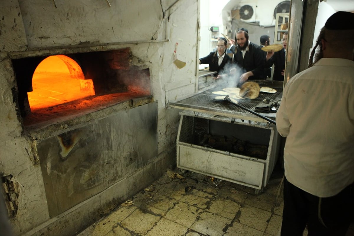 מהלישה ועד האפייה: כך אופים מצות • תיעוד מיוחד