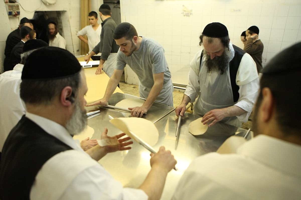 מהלישה ועד האפייה: כך אופים מצות • תיעוד מיוחד