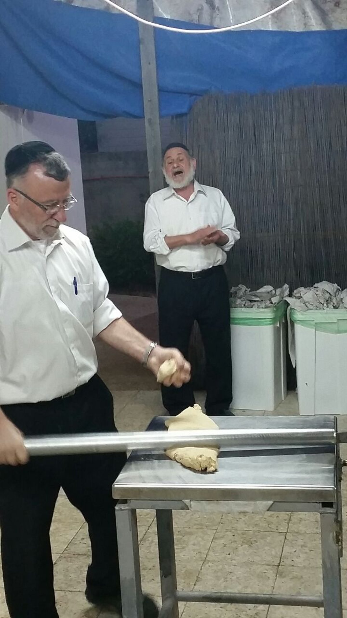 תיעוד: הגאון רבי ציון בוארון אופה מצות