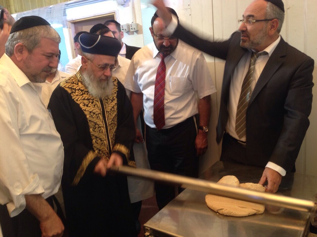 תיעוד: הראשל"צ הגאון רבי יצחק יוסף באפיית מצות לאחר חצות יום