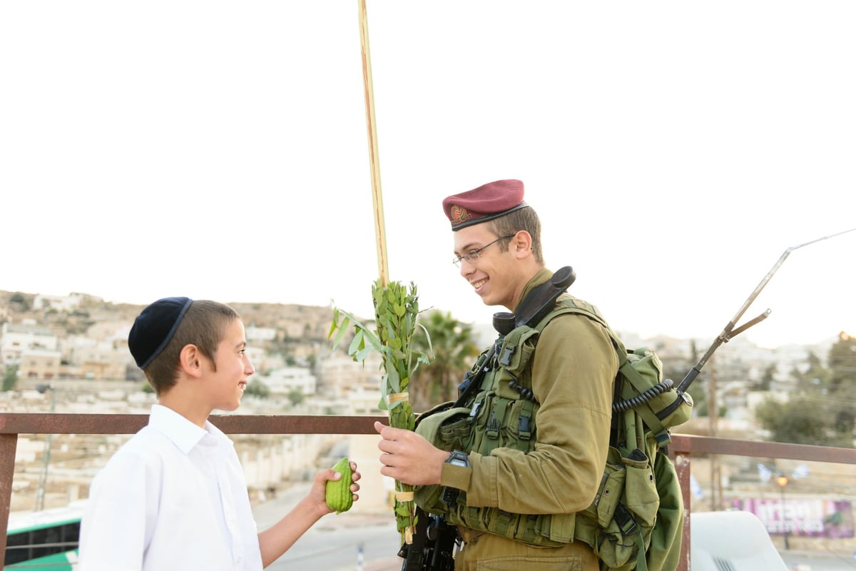 עיר אחת, שני עמים: הצצה מרתקת לחיי ילדי הישוב היהודי בחברון