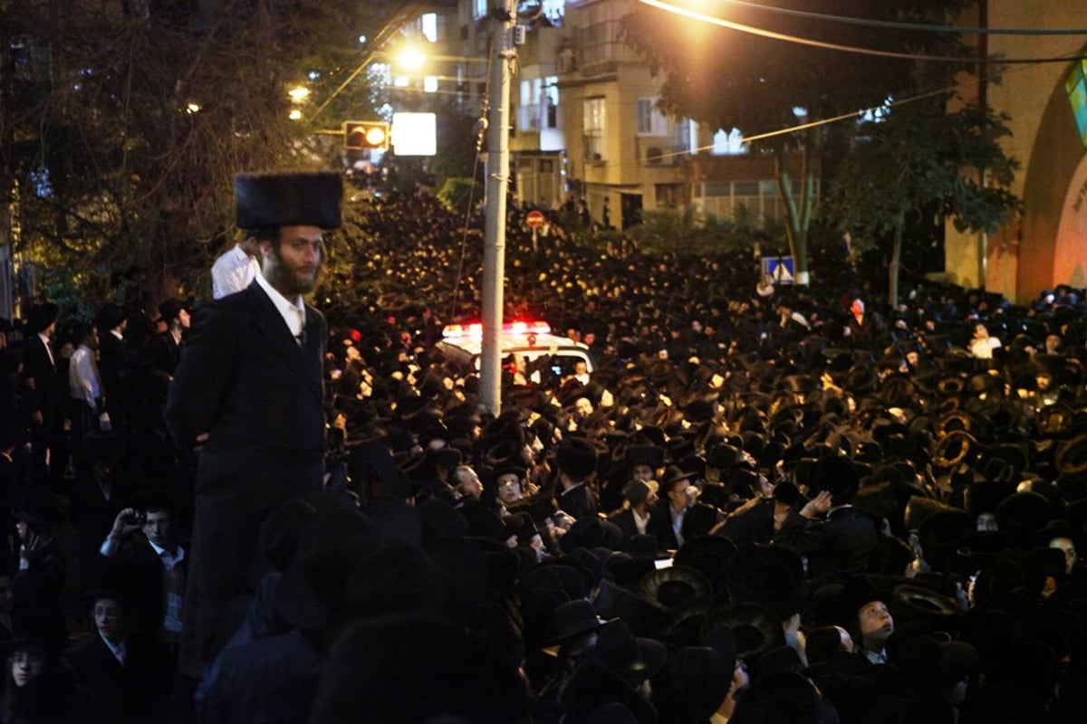 גלריה: כמאה אלף איש ליוו את מרן הגר"ש וואזנר למנוחות