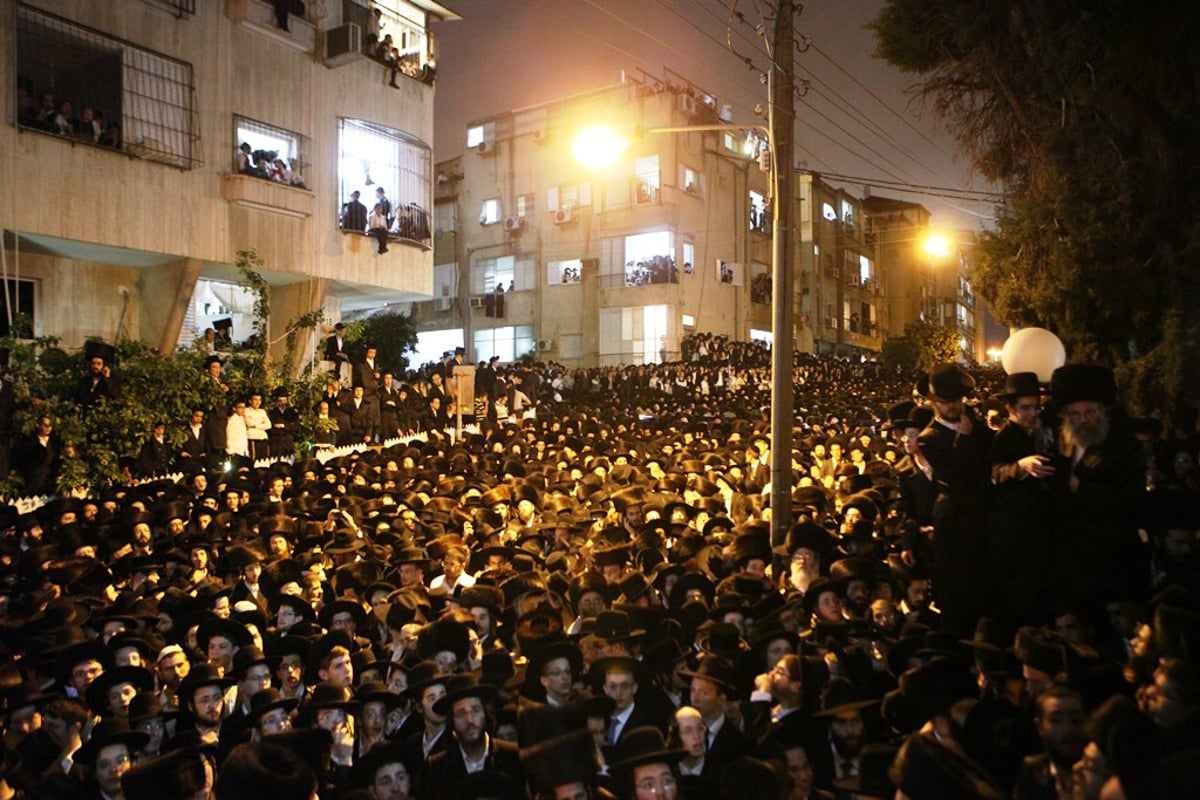 גלריה: כמאה אלף איש ליוו את מרן הגר"ש וואזנר למנוחות