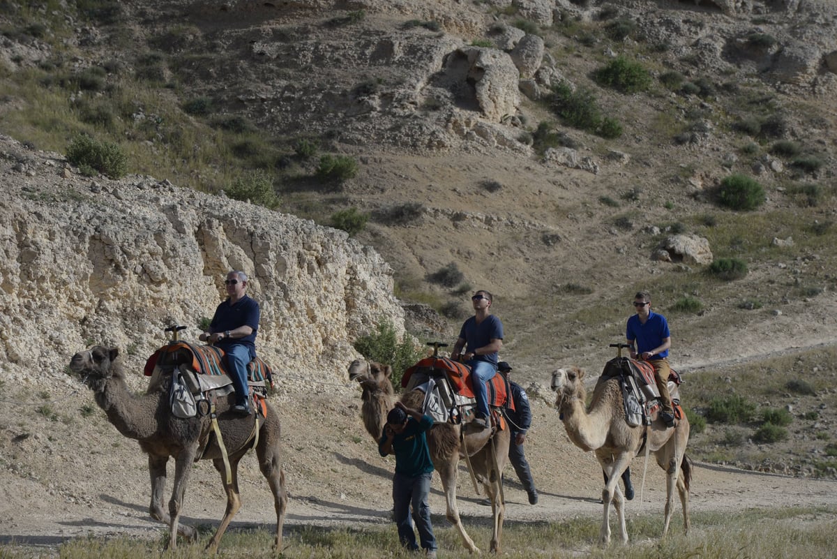 תיעוד: גם משפחת נתניהו יצאה לטייל בחול המועד