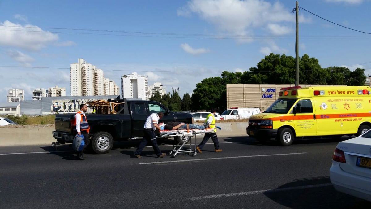 כביש 4: נהג רכב נפצע באורח קשה • תמונות