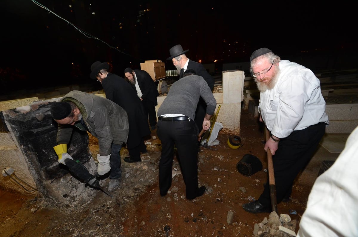 תיעוד: מכינים את קבר הגר"ח גריינמן זצ"ל