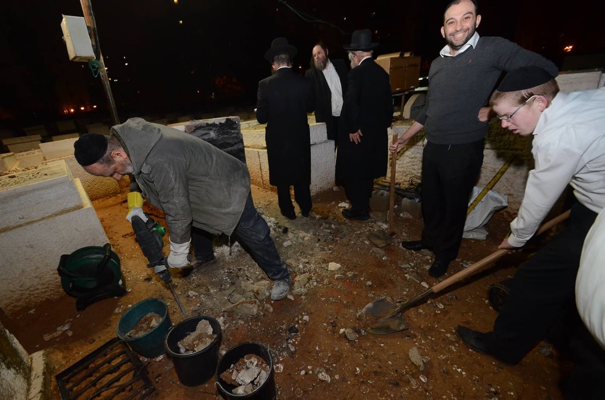 תיעוד: מכינים את קבר הגר"ח גריינמן זצ"ל