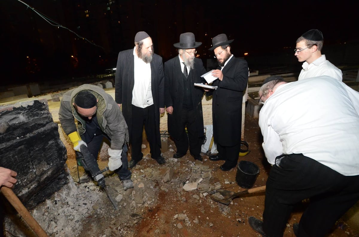 תיעוד: מכינים את קבר הגר"ח גריינמן זצ"ל