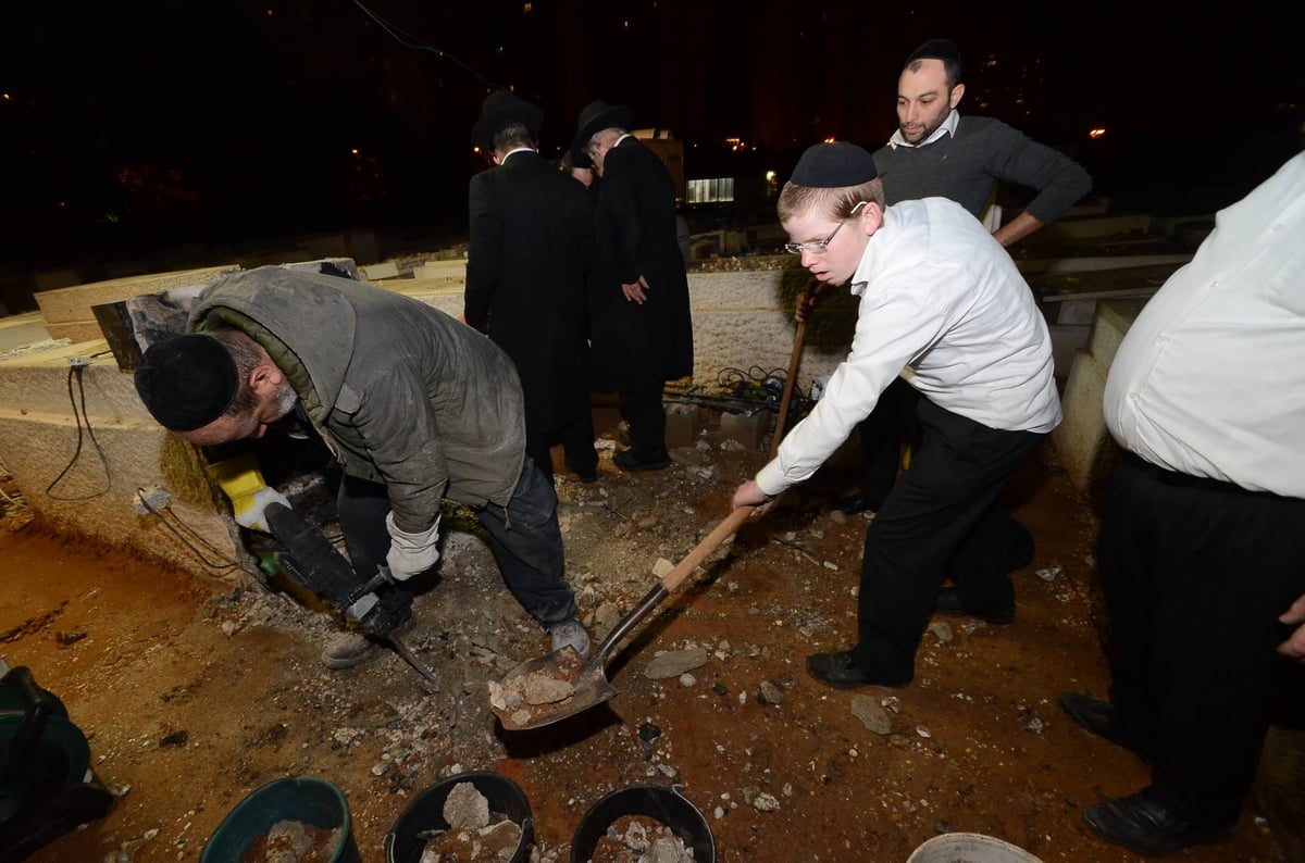 תיעוד: מכינים את קבר הגר"ח גריינמן זצ"ל