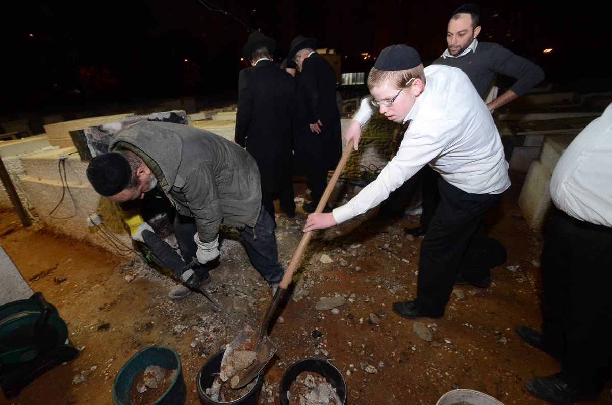 תיעוד: מכינים את קבר הגר"ח גריינמן זצ"ל