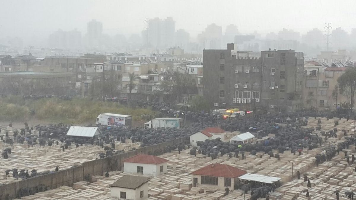 רק מאות בקבורת רבי חיים גריינמן זצ"ל • צפו בתיעוד